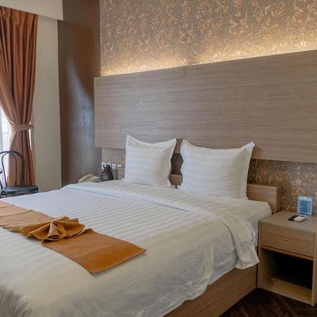 Muara Hotel And Mall Ternate Buitenkant foto
