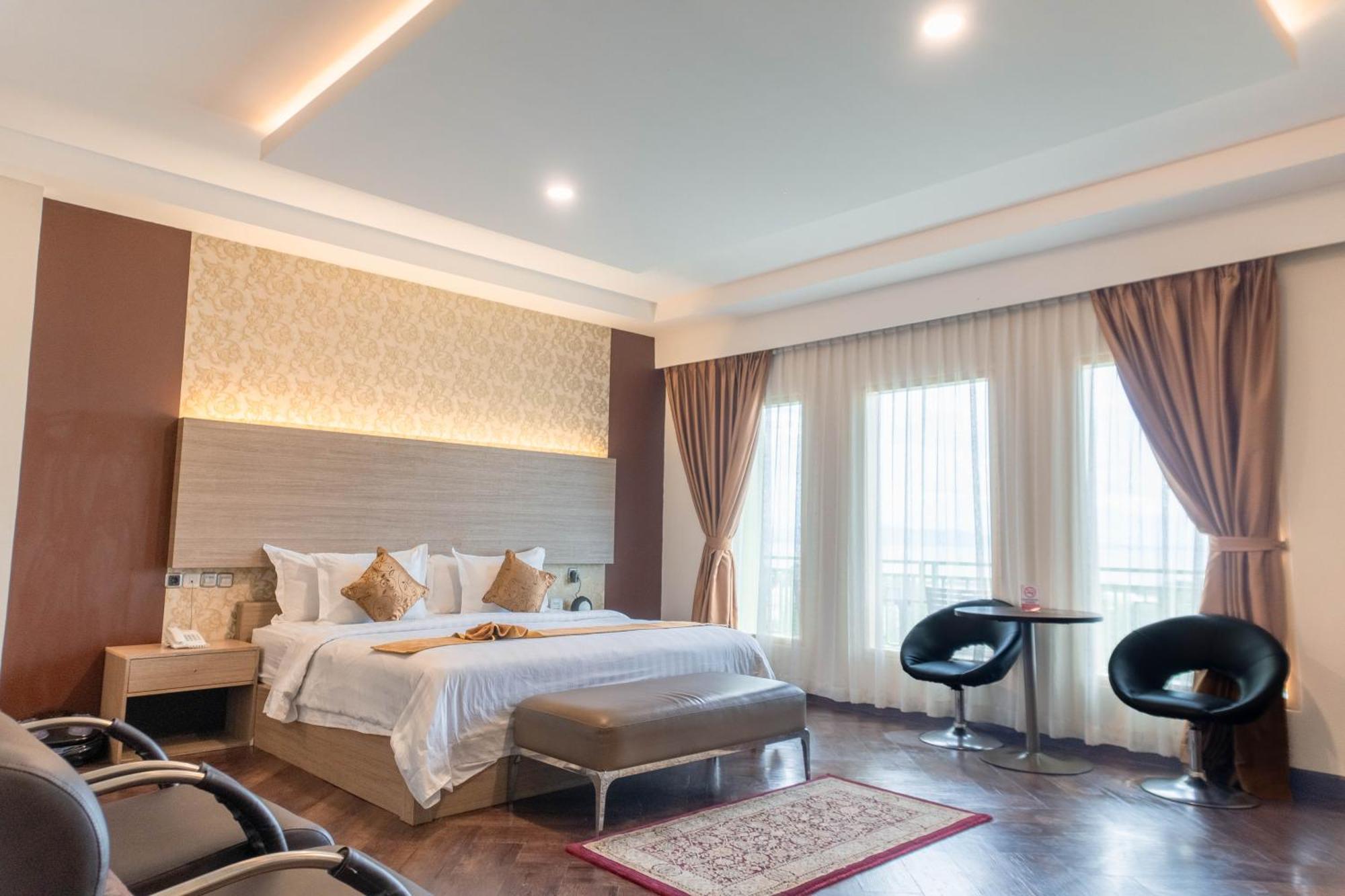 Muara Hotel And Mall Ternate Buitenkant foto