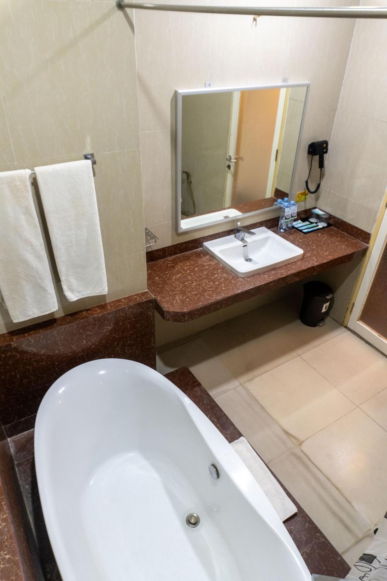Muara Hotel And Mall Ternate Buitenkant foto