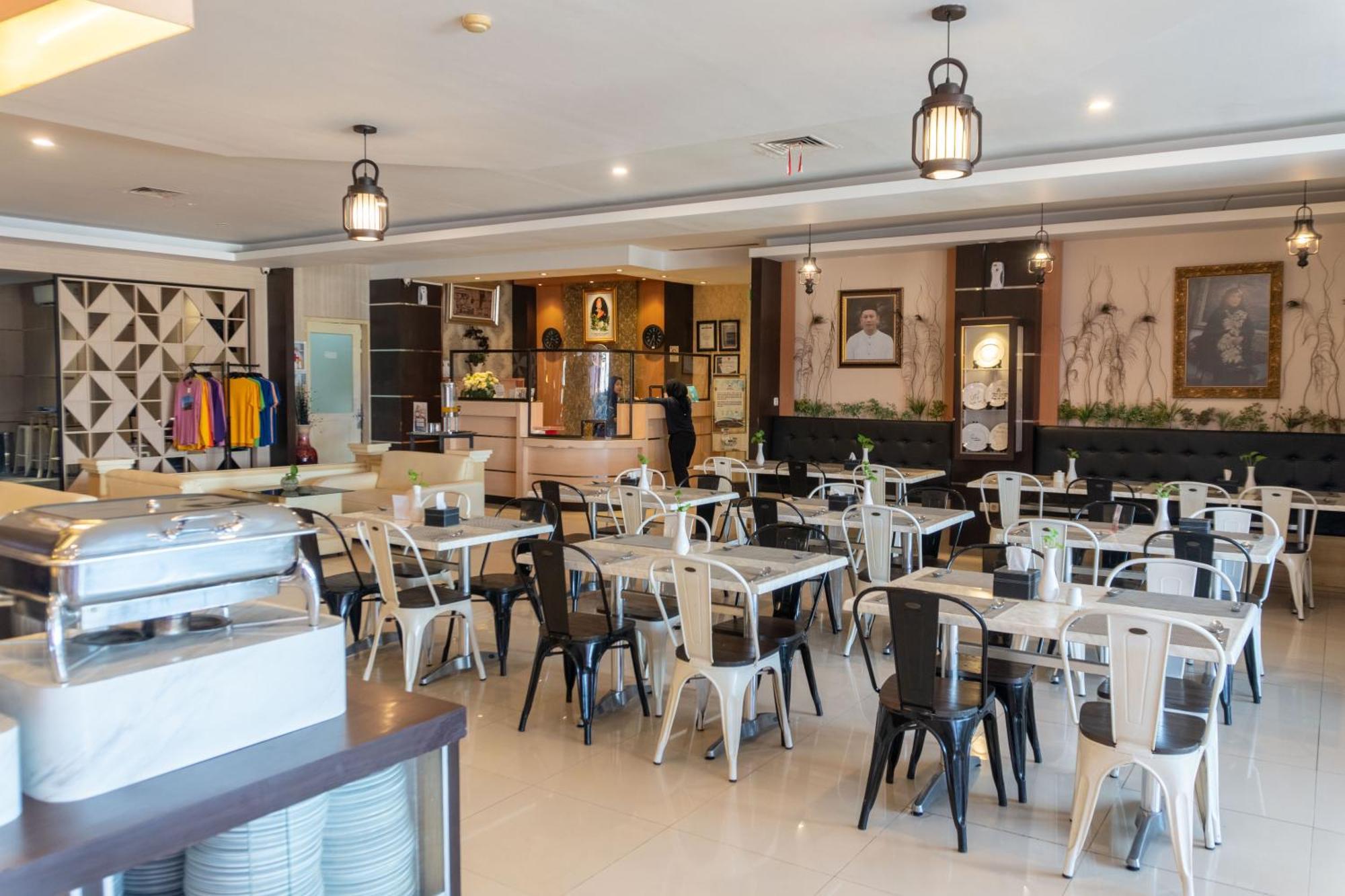 Muara Hotel And Mall Ternate Buitenkant foto