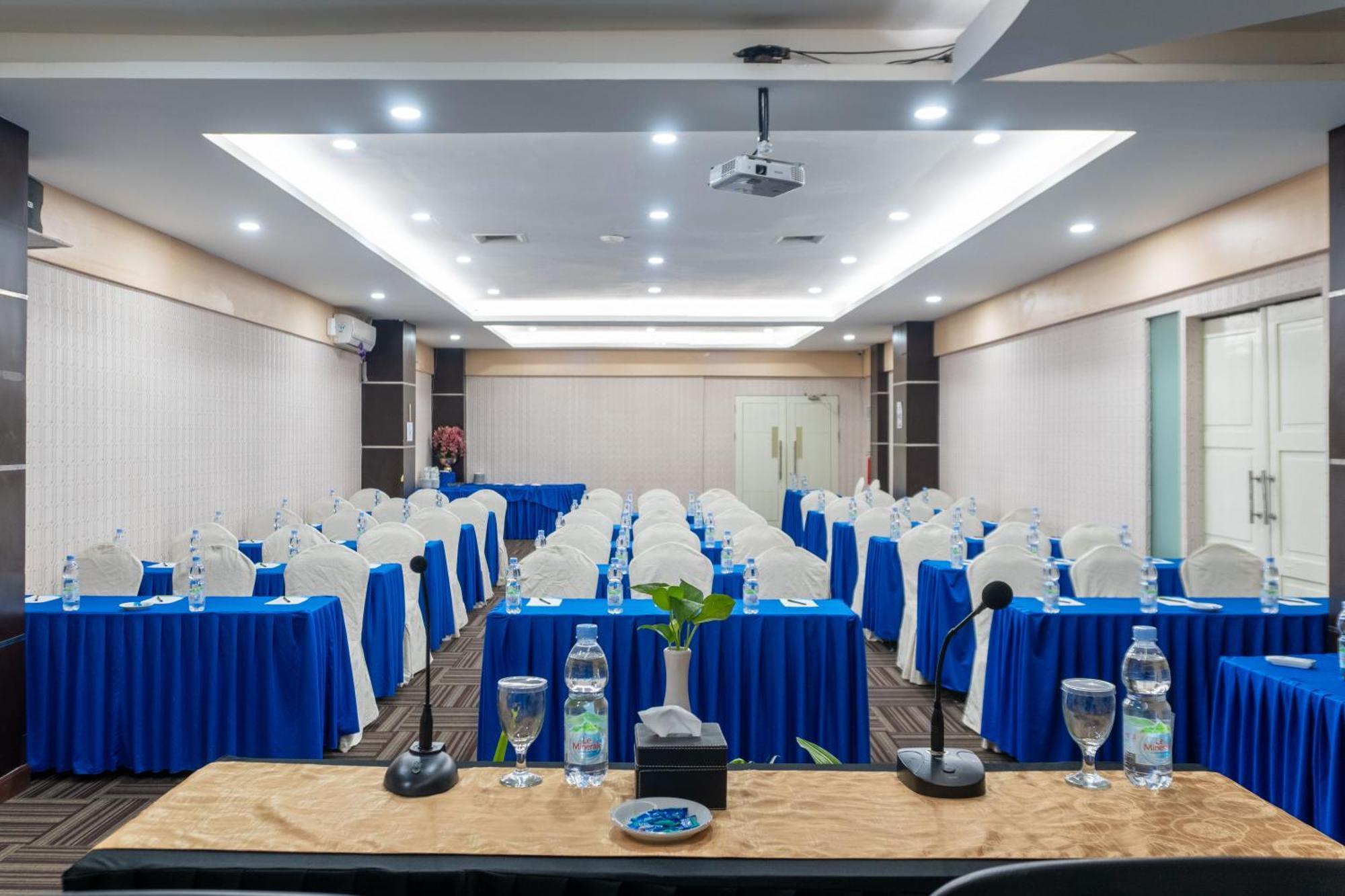 Muara Hotel And Mall Ternate Buitenkant foto