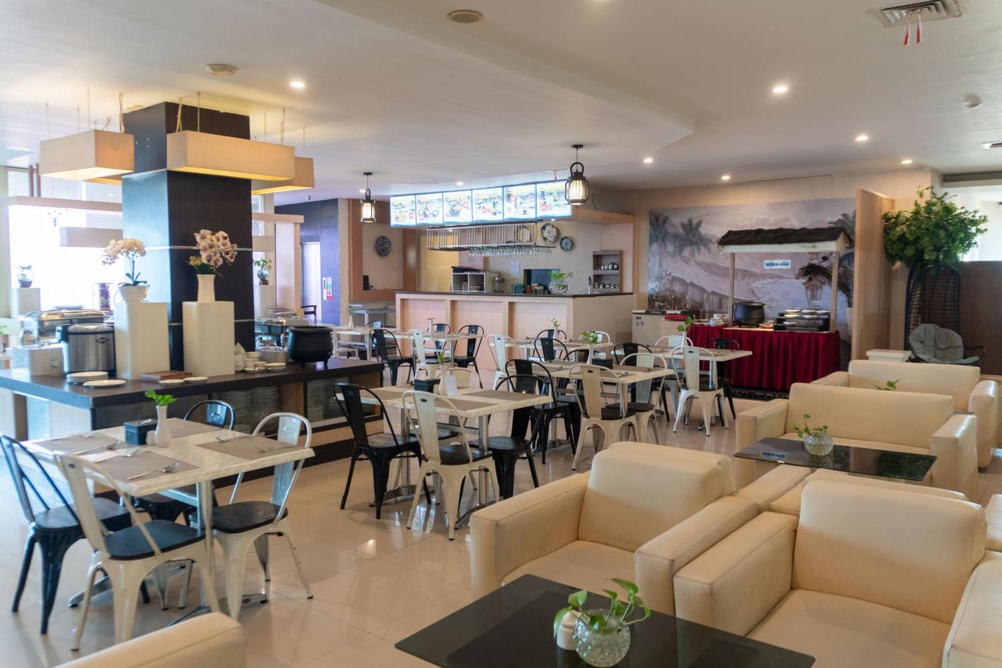 Muara Hotel And Mall Ternate Buitenkant foto